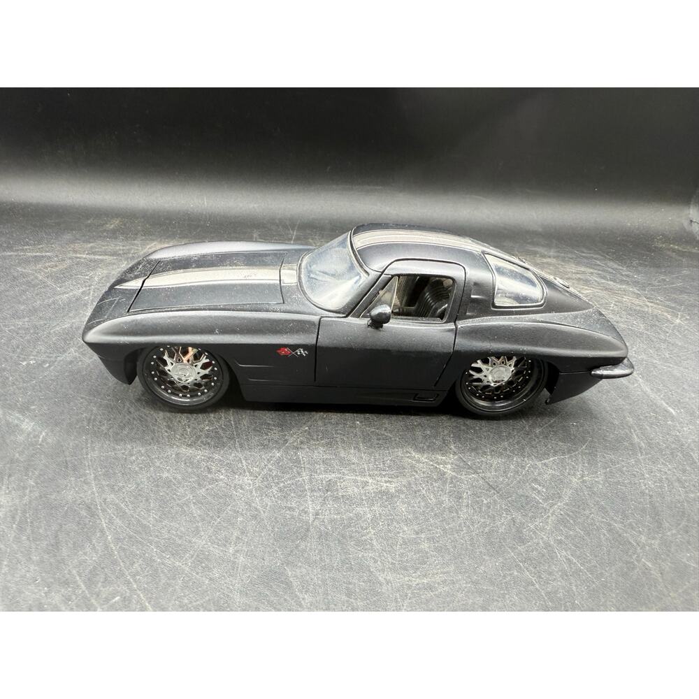 JADA 1963 Chevy Corvette Sting Ray Black with Gray Stripe - 1:24 Scale